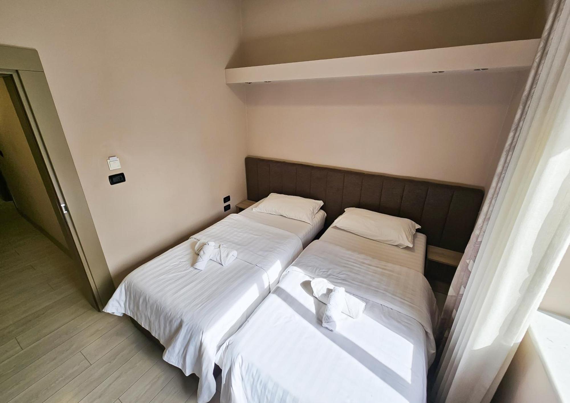 Sunflower Twin Room Тирана Екстериор снимка